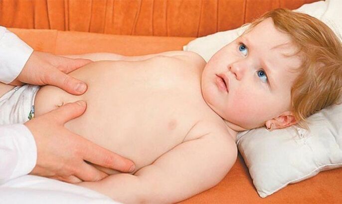 A criança está preocupada com a dor na articulação do quadril causada pela epifisiólise